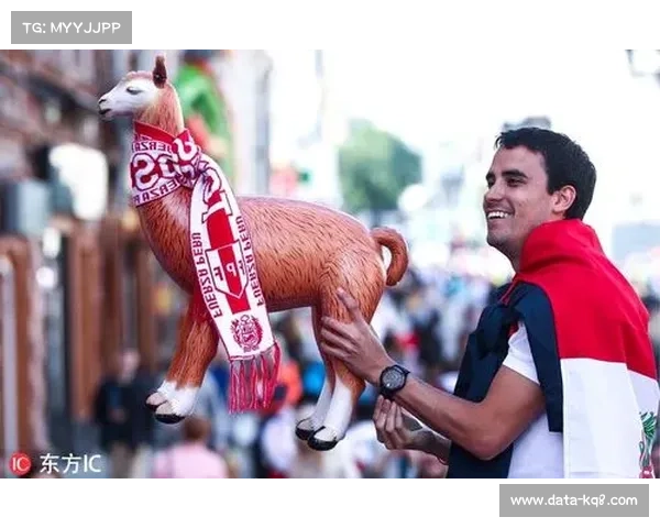 利马纪念碑球场气氛热烈，八万球迷现场观战